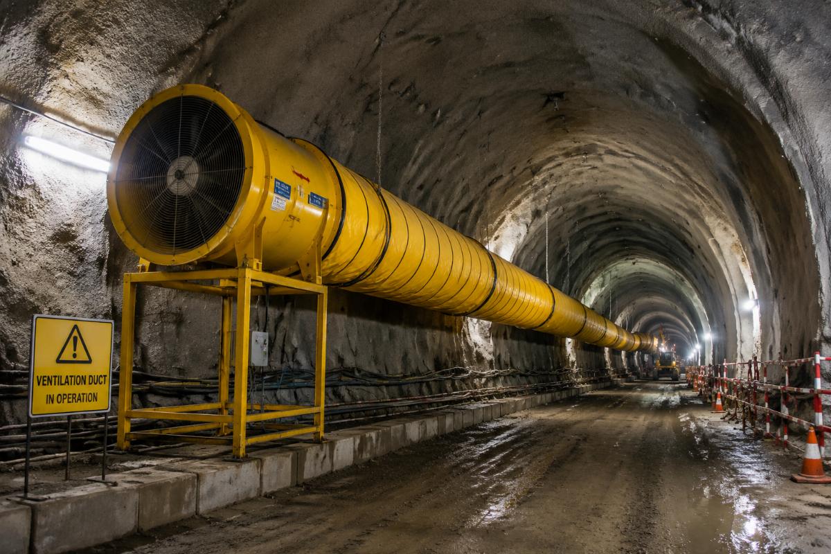 Ventilation duct kit deployed inside an underground tunnel construction site